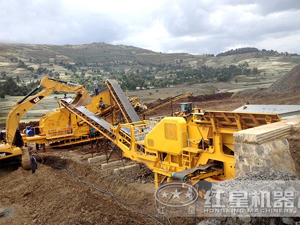 小型移動碎石機(jī)工作現(xiàn)場