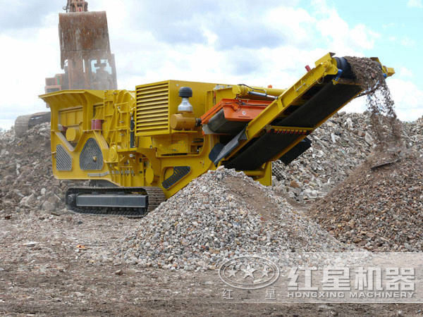 山東履帶液壓移動破碎機(jī)現(xiàn)場，油電混合作業(yè)，占地面積小