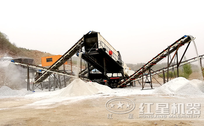 大型移動(dòng)破碎機(jī)工作現(xiàn)場(chǎng)