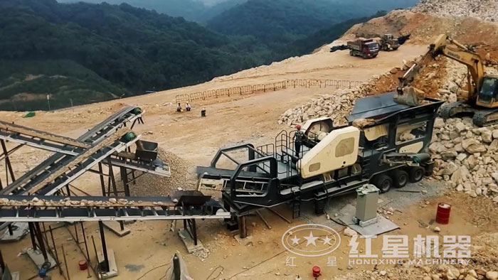 移動破碎站生產(chǎn)現(xiàn)場：移動顎破機