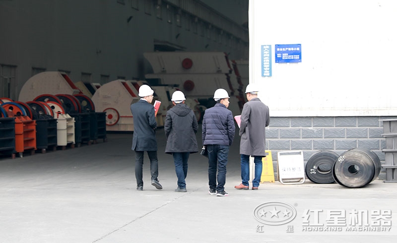 各地客戶到場參觀，設(shè)計(jì)師為其選型