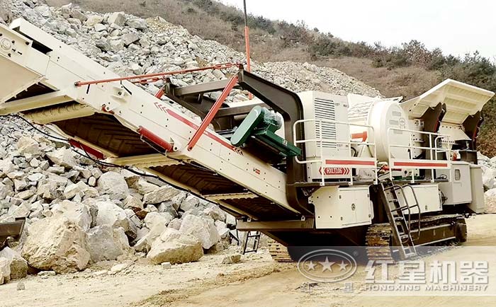履帶式移動破碎機(jī)現(xiàn)場