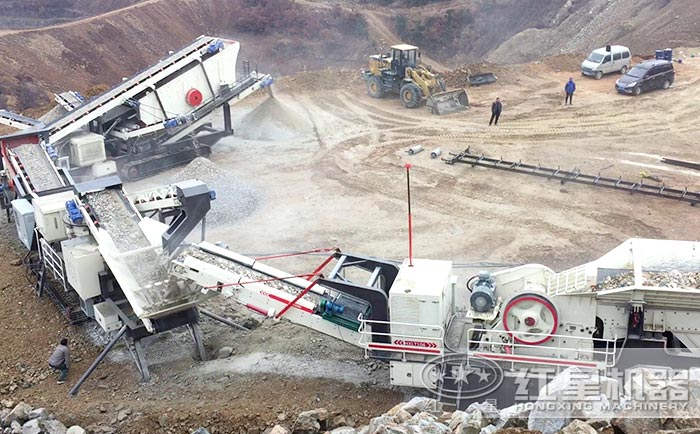 履帶移動(dòng)破碎機(jī)現(xiàn)場