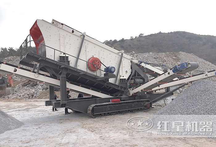 履帶移動(dòng)石子生產(chǎn)設(shè)備作業(yè)現(xiàn)場