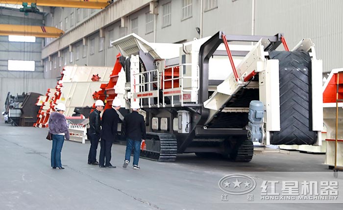 客戶到廠參觀移動(dòng)石子生產(chǎn)設(shè)備