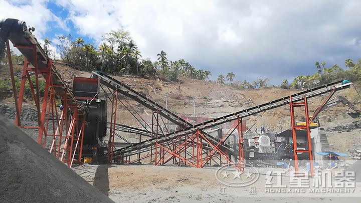 流動(dòng)碎石機(jī)作業(yè)現(xiàn)場(chǎng)