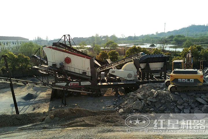 單臺移動粉碎機(jī)作業(yè)現(xiàn)場