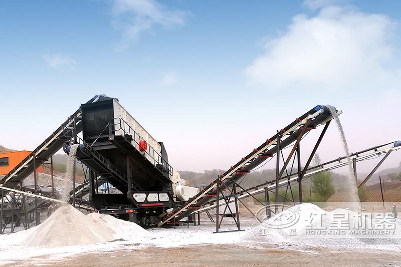 紅星移動破碎石料機現(xiàn)場